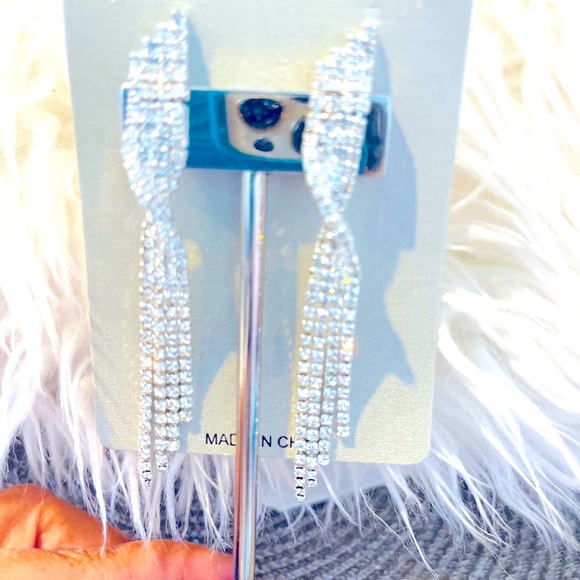 Crystal dangle earringsMidnight at the Oasis ladies🏝️ - Picture 3 of 4